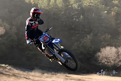 Maverick Viñales beim Motocross-Training