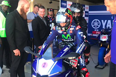 Maverick Viñales mit seiner Freundin Cristina Llovera