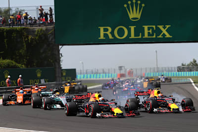 Ungarn: Max Verstappen (rechts) rutscht in Daniel Ricciardo hinein