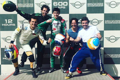 Fernando Alonso (rechts) mit seinen Kumpels in Dubai