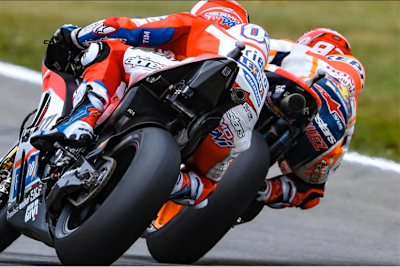 Andrea Dovizioso gegen Marc Márquez