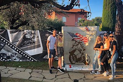 Nicky Haydens Verlobte Jackie Marin besuchte den Garten zusammen mit Michael van der Mark und weiteren Freunden 