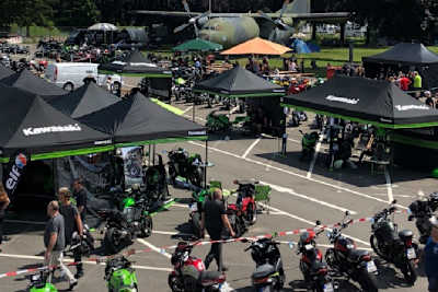 Pit Beirer (li) bei Vertragsunterzeichnung mit Tommy Searle