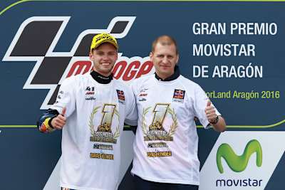 Auf dem Podest: Brad Binder mit Teamchef Aki Ajo