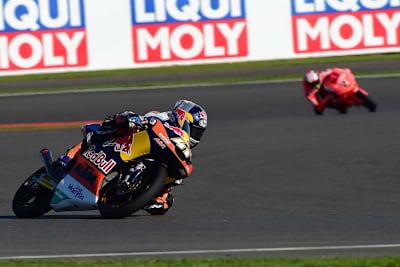 Brad Binder wird auch 2016 eine KTM im Red Bull KTM Ajo Team pilotieren