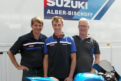 Evren Bischoff holt Jordan Weaving (v.li.)