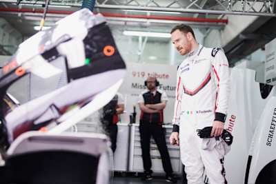 Schauspieler Michael Fassbender beim Anblick des Porsche 919 Hybrid Evo