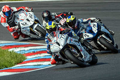 Erik Thomsen (77) führt die Meute vor Maik Ziegler (15) an