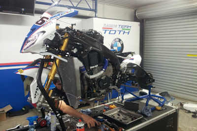 Die Mechaniker bei BMW Team Toth haben noch Arbeit vor sich