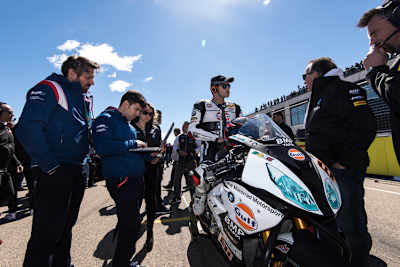 BMW-Rennchef Marc Bongers (li.) stellt die Superbike-WM in Frage