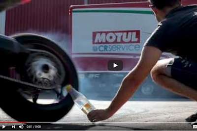 Eine Mineralwasserflasche öffnen: Das kann man auch mit einem slidenden Hinterrad