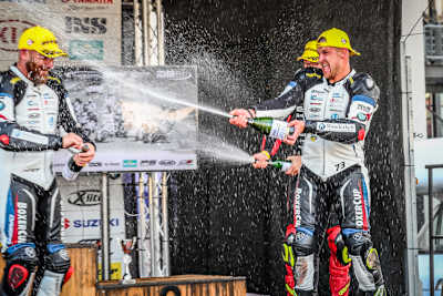 Christof Höfer (re.) macht Nate Kern nass