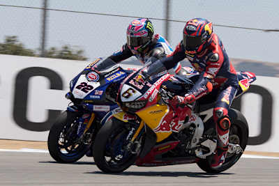Stefan Bradl (6) im Duell mit Yamaha-Werksfahrer Alex Lowes