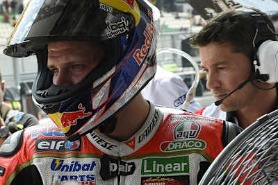 Stefan Bradl mit Trinkschlauch und Ventilator, hinten Teamchef Lucio Cecchinello