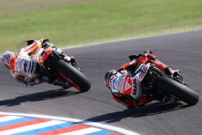 Stefan Bradl versucht, an Pedrosa dranzubleiben