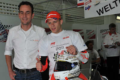 November 2011: Alex Baumgärtel mit Moto2-Weltmeister Stefan Bradl