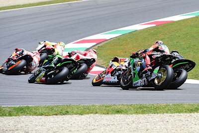 Startkurve, Runde 1: Bradl wird von Smith geschubst, er muss das Bike aufrichten und einen weiten Bogen fahren...