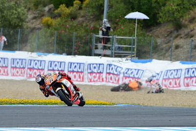 Das Rennen in Jerez: Stefan Bradl (6) vorne, hinten ist Hiroshi Aoyama gestürzt