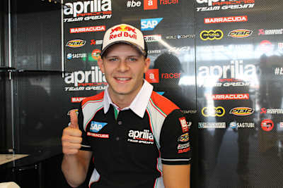 Stefan Bradl erstmals mit Teambekleidung in der Aprilia-Box