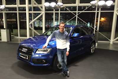 Stefan Bradl holte sich seinen blauen SQ5 in Ingolstadt ab