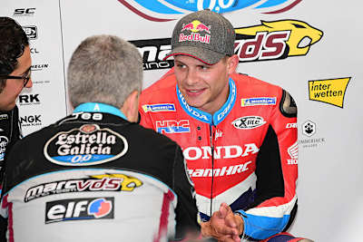 Stefan Bradl in der Marc VDS-Box, links Diego Gubellini