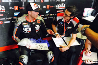 Nach dem Rennen: Stefan Bradl mit Eisbeutel, daneben Diego Gubellini