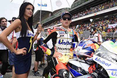 Stefan Bradl mit Grid Girl in Barcelona