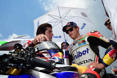 Stefan Bradl mit Personal Assistant Oscar Haro