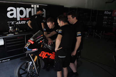 Stefan Bradl in der Aprilia-Box in Sepang