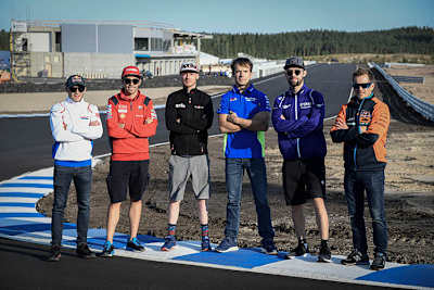 In Finnland: Bradl (li.) neben Pirro, Smith, Guintoli, Folger und Kallio