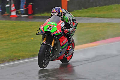 Stefan Bradl im nassen Warm-Up vor dem Sturz