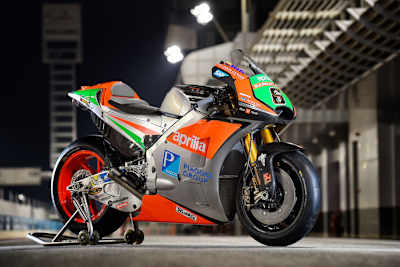 Das neue Arbeitsgerät von Stefan Bradl – schlank, kompakt, eine echte Aprilia