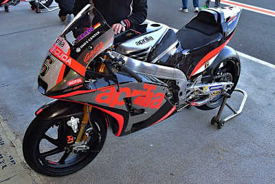 Die Aprilia von Stefan Bradl wurde bereits mit einem Michelin-Kleber bestückt