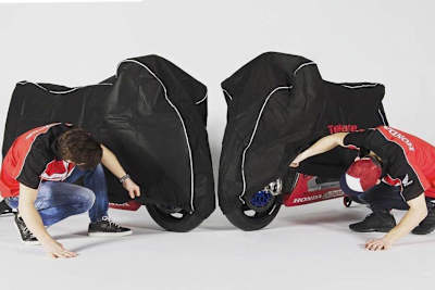 Was verbirgt sich darunter: Nicky Hayden (links) und Stefan Bradl mit ihren getarnten 2017-Maschinen