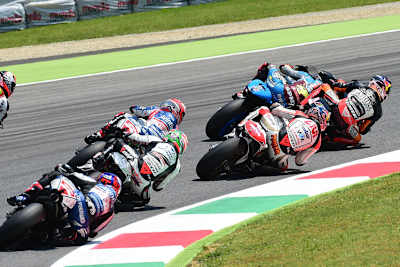 Das Getümmel nach dem Start in Mugello: Bradl vor Redding, Miller, Barbera, Hayden und di Meglio