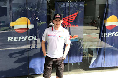 Stefan Bradl vor dem Repsol-Honda-Office in Sepang