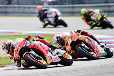 Im Rennen: Stefan Bradl (6) wehrt sich gegen Johann Zarco (5)