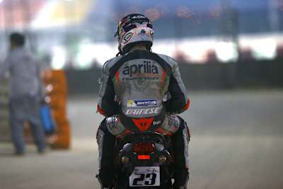 Stefan Bradl nach dem Crash bei der Rückfahrt zur Box