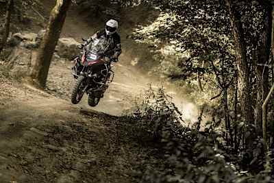 Durch Steppe und Urwald: kein Problem mit dem Bridgestone Battlax Adventurecross AX41