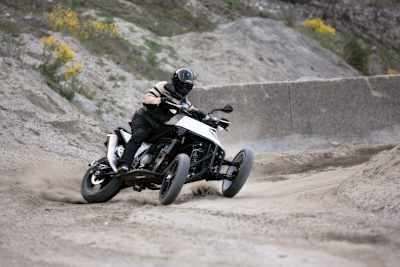 Weil zwei Räder mehr Führung haben als eines, ist driften mit einem Dreirad weit weniger delikat als mit einem konventionellen Motorrad