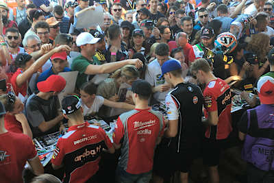 In SBK sind die Fahrer zum Greifen nah