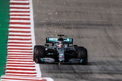 Lewis Hamiltons Silberpfeil schlägt auf der welligen Bahn Funken