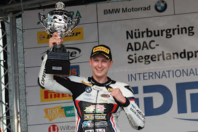 Jan Bühn mit dem ersten Pokal der Saison