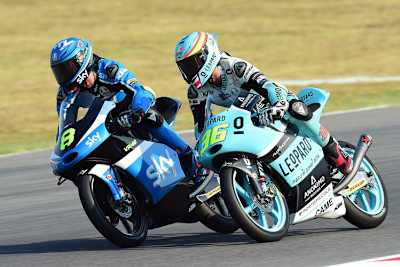 Nicolò Bulega im Kampf gegen Joan Mir