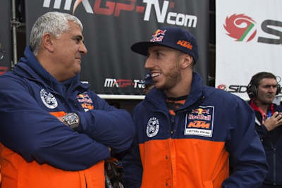 Antonio Cairoli (rechts neben seinem Teamchef de Carli) steigt auf die KTM 450SX-F um