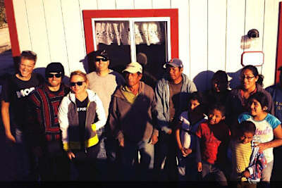 Cal Crutchlow (2. von links) mit Lucy und er bedürftigen Familie in Mexiko