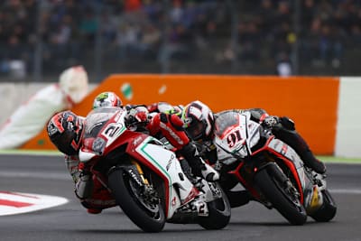 Seltenes Bild 2015: Leon Camier vor Leon Haslam