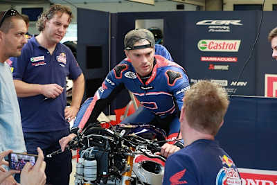 Leon Camier bei Abstimmarbeiten seines neuen Arbeitsgerätes 