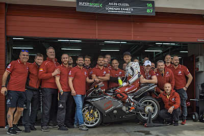 Leon Camier und das MV Agusta-Team mit der Maschine zu Ehren von Ayrton Senna