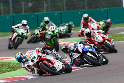 In der Superbike-WM fahren Maschinen mit unterschiedlichem Hubraum gegeneinander